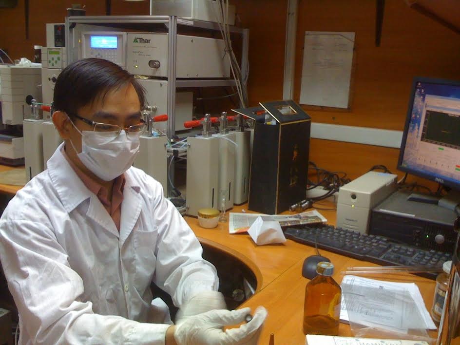 Nhà[-]khoa[-]học[-]trẻ[-]TS.[-]Lê[-]Phước[-]Cường[-]đang[-]trong[-]phòng[-]thí[-]nghiệm[-]-[-]Ảnh:[-]Vietq